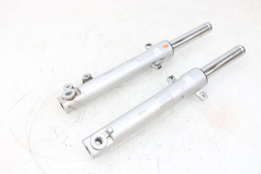 photo de FORKS LEG PEUGEOT KISBEE 4T 50 (2018 - 2022) - Surface and material condition