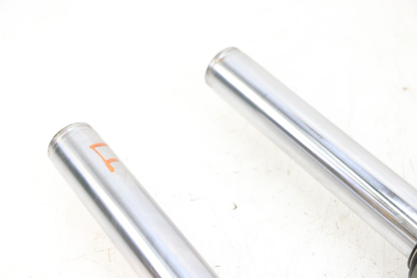 photo de FORKS LEG YAMAHA YP MAJESTY 125 (2002 - 2006) - High-resolution close-up