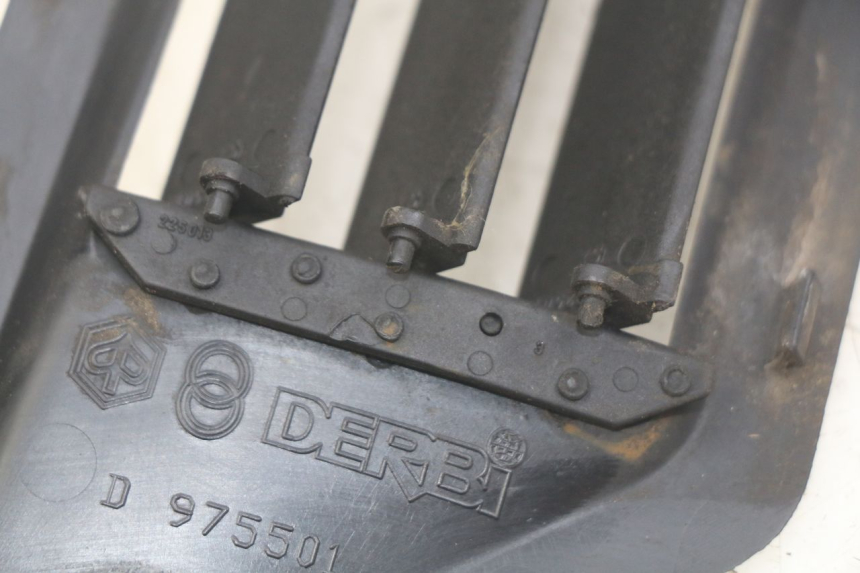 photo de RIGHT RADIATOR GRILL GILERA NEXUS 125 (2007 - 2009)