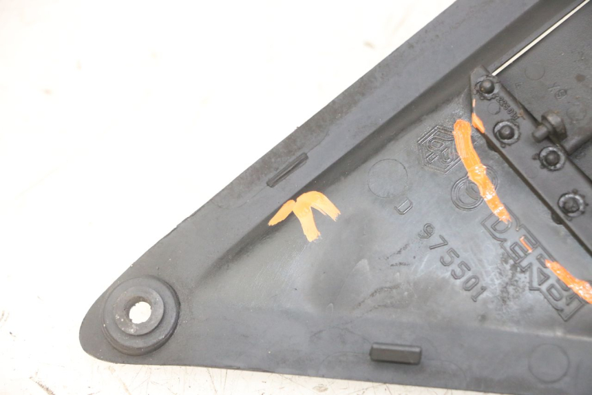 photo de RIGHT RADIATOR COVER GILERA NEXUS 125 (2009 - 2013)