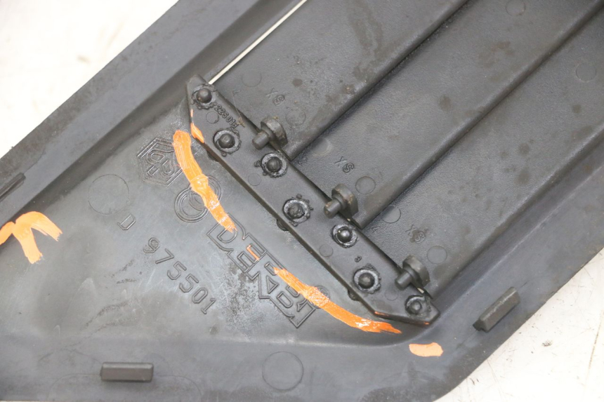 photo de RIGHT RADIATOR COVER GILERA NEXUS 125 (2009 - 2013)