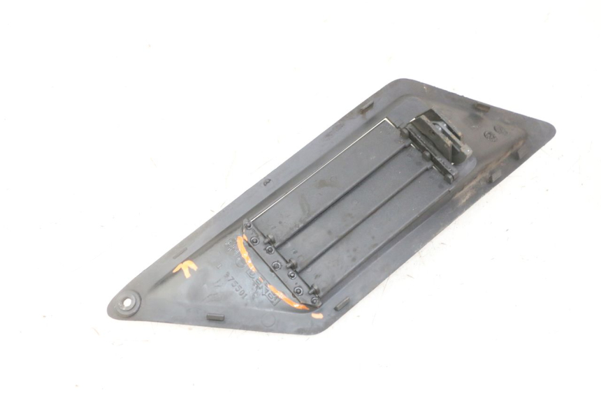 photo de RIGHT RADIATOR COVER GILERA NEXUS 125 (2009 - 2013)