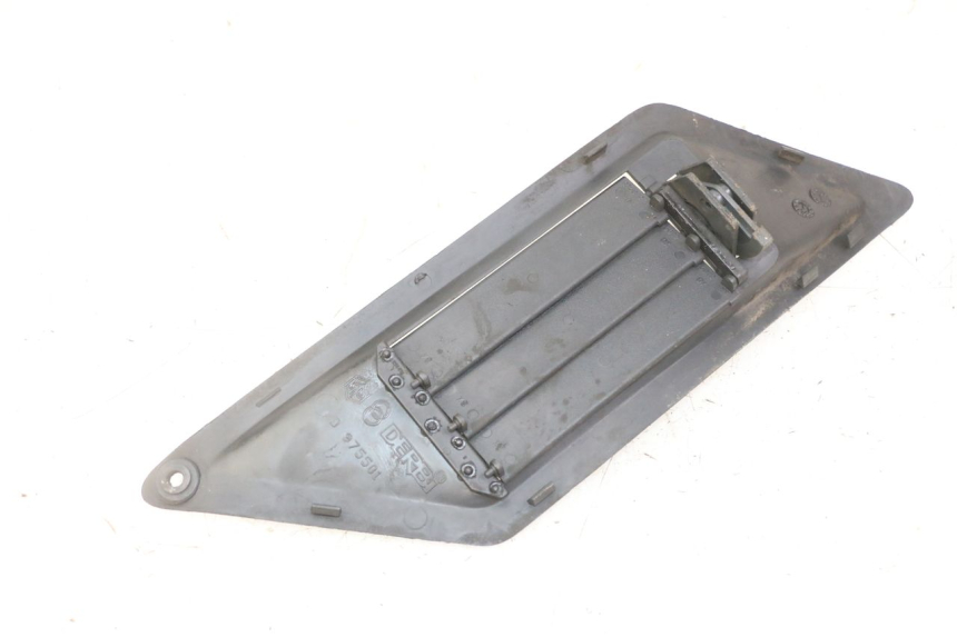 photo de RIGHT RADIATOR COVER GILERA NEXUS 125 (2009 - 2013)