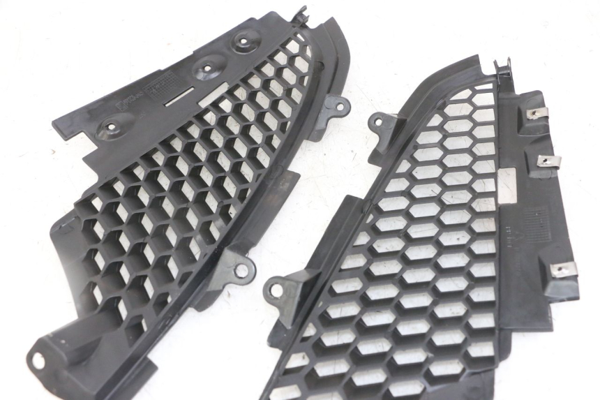 photo de RADIATOR COVER PIAGGIO IE MP3 YOURBAN 300 (2011 - 2016)