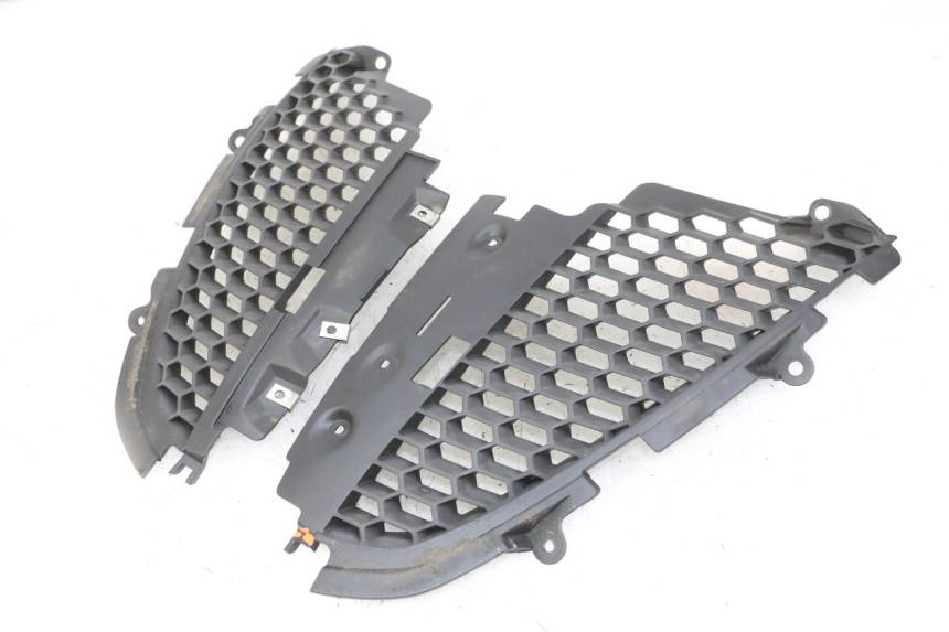 photo de RADIATOR COVER PIAGGIO IE MP3 YOURBAN 300 (2011 - 2016)