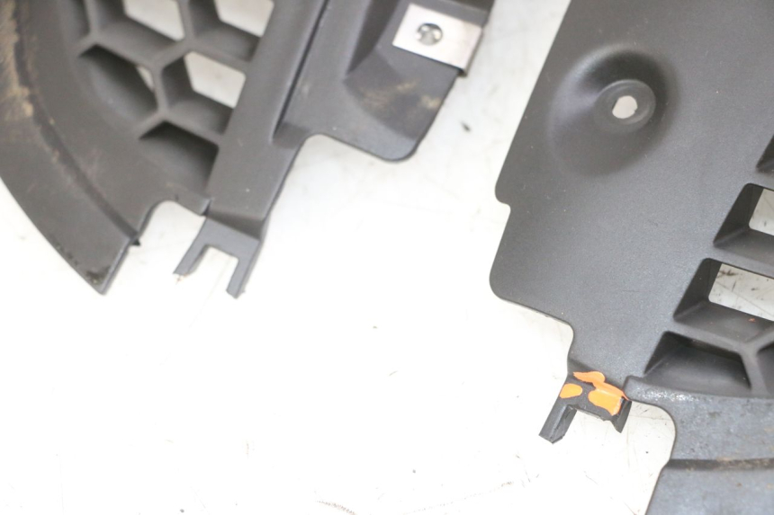 photo de RADIATOR COVER PIAGGIO IE MP3 YOURBAN 300 (2011 - 2016)