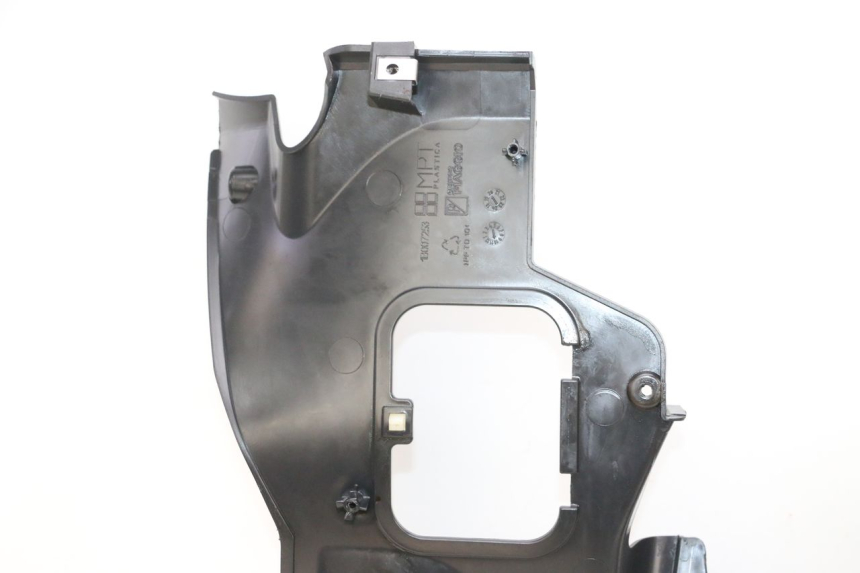 photo de RADIATOR COVER PIAGGIO MP3 HPE 300 (2019 - 2026) - Alternative perspective