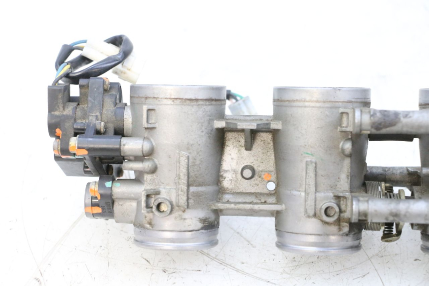 photo de INJECTION THROTTLE BODIES SUZUKI GSXR GSX-R 1000 (2003 - 2004) - Fixing points details