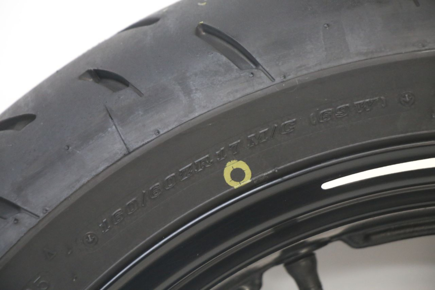 photo de REAR RIM AND TIRE SUZUKI GSF S BANDIT 600 (2000 - 2004) - High-resolution close-up