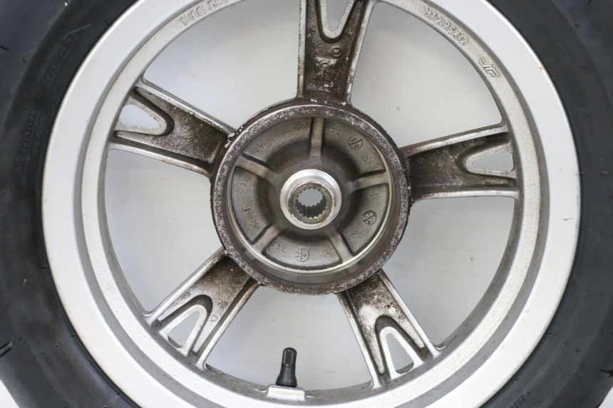 photo de REAR RIM AND TIRE PEUGEOT KISBEE 4T 50 (2018 - 2022) - Additional view of the item