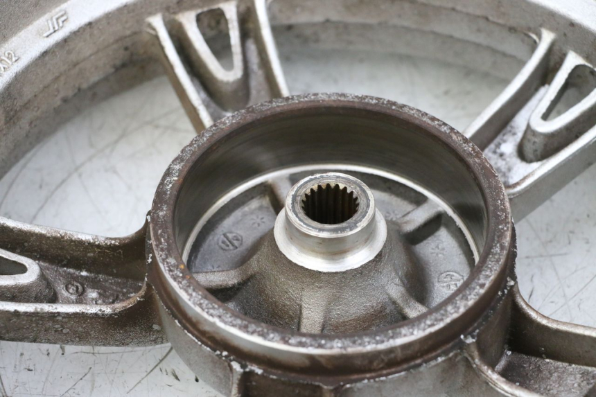 photo de REAR RIM AND TIRE PEUGEOT KISBEE 4T 50 (2018 - 2022) - Technical close-up