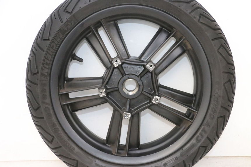 photo de REAR RIM AND TIRE PIAGGIO MP3 HPE 300 (2019 - 2026) - Distinctive features