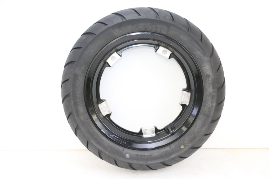 photo de REAR RIM AND TIRE YAMAHA NEO'S CORE 1 (2022 - 2026) - High-resolution close-up