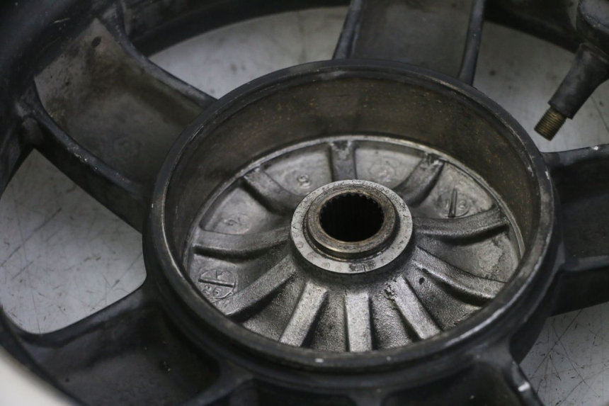 photo de REAR RIM AND TIRE PIAGGIO VESPA S 2T 50 (2007 - 2014)