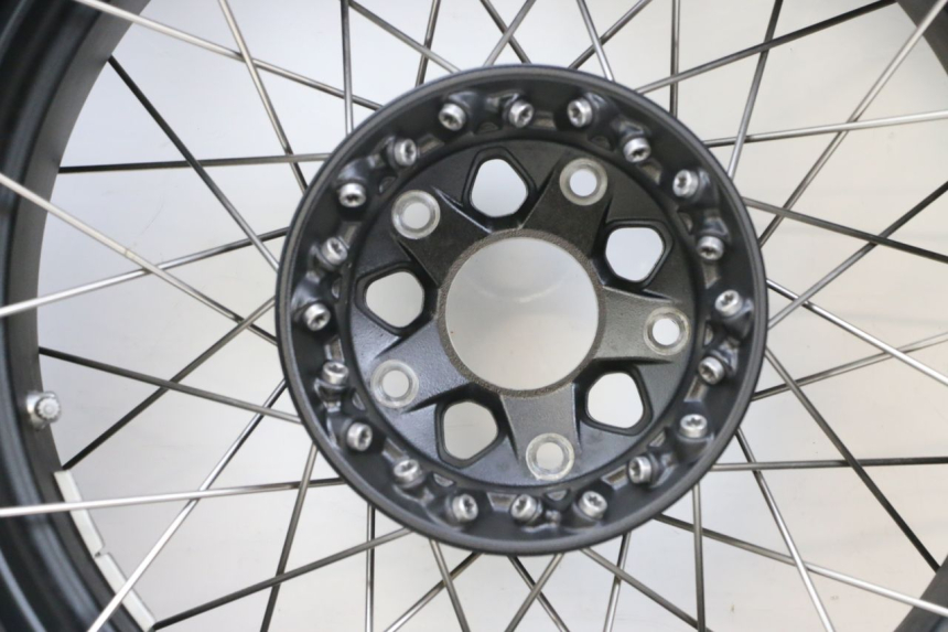 photo de REAR RIM AND TIRE BMW R GS 1250 (2021 - 2024) - Zoom on usage condition