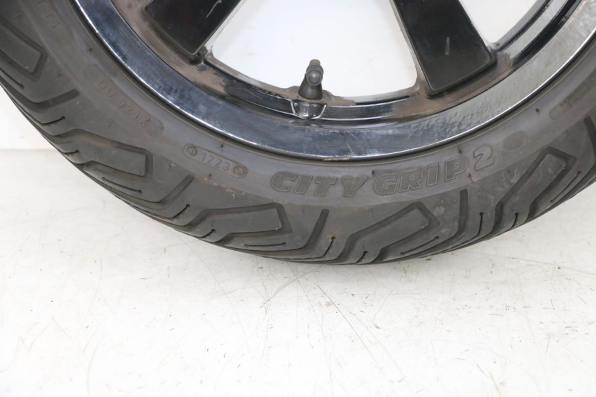 photo de REAR RIM AND TIRE PEUGEOT SATELIS 125 (2013 - 2018) - High-resolution close-up