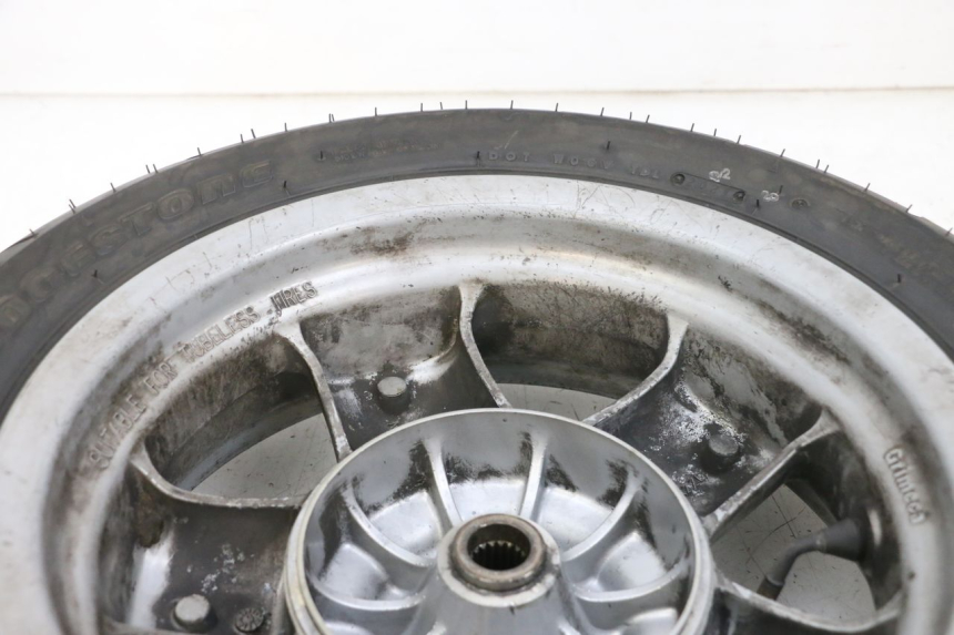 photo de REAR RIM AND TIRE YAMAHA YP MAJESTY 125 (2002 - 2006) - Fixing points details