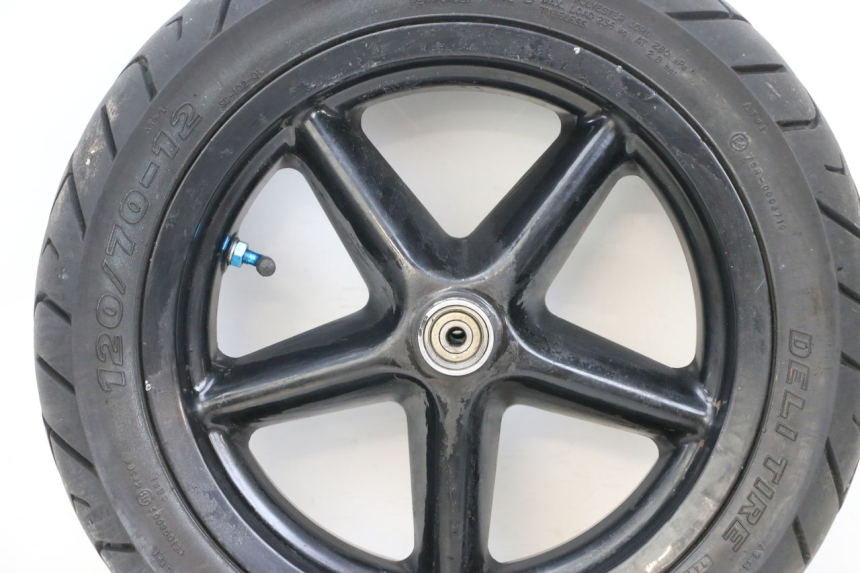 photo de FRONT RIM AND TIRE MBK BOOSTER SPIRIT 50 (2004 - 2017) - High-resolution close-up