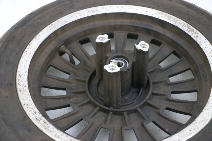 photo de FRONT RIM AND TIRE EFUN PUSA 1 - Fixing points details