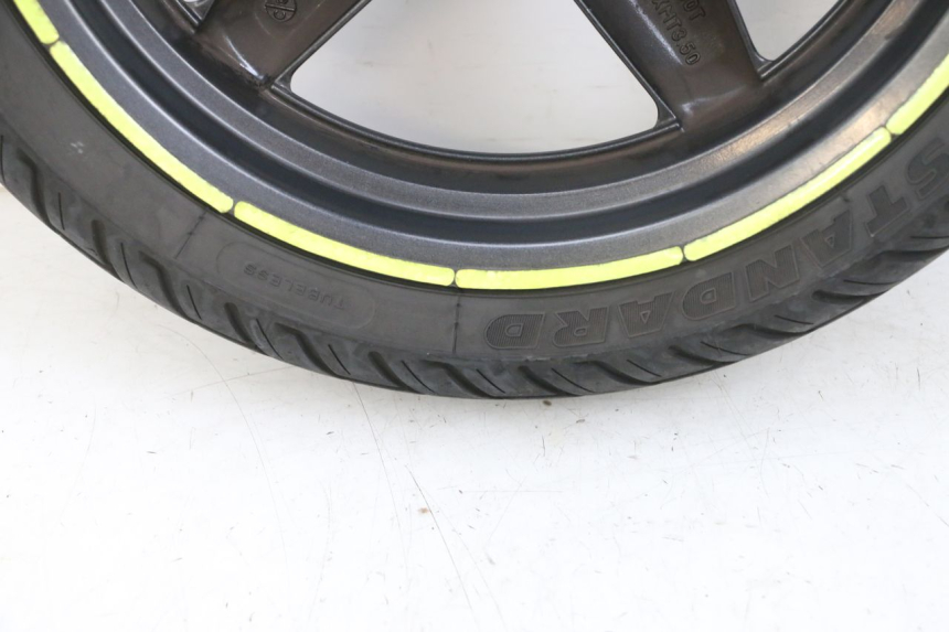 photo de FRONT RIM AND TIRE YAMAHA XMAX X-MAX 125 (2006 - 2009) - Distinctive features