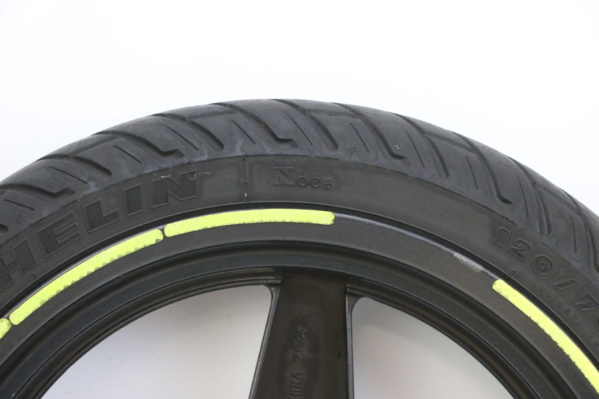 photo de FRONT RIM AND TIRE YAMAHA XMAX X-MAX 125 (2006 - 2009) - High-resolution close-up