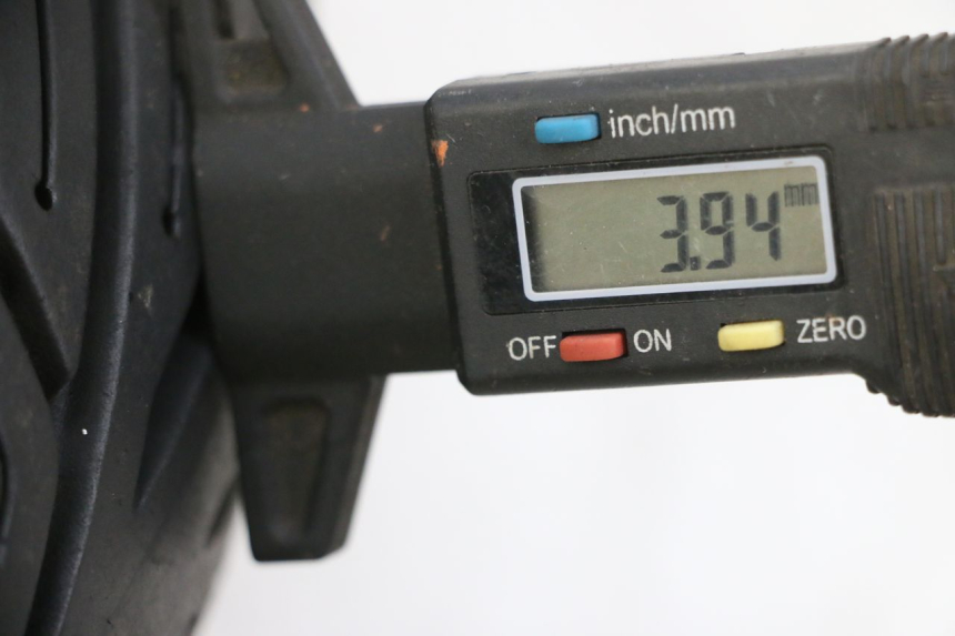 photo de FRONT RIM AND TIRE PIAGGIO XEVO - X EVO 125 (2007 - 2016) - Zoom on usage condition