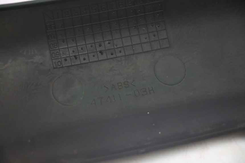 photo de LOWER REAR FAIRING JUNCTION SUZUKI BURGMAN 125 (2007 - 2014)