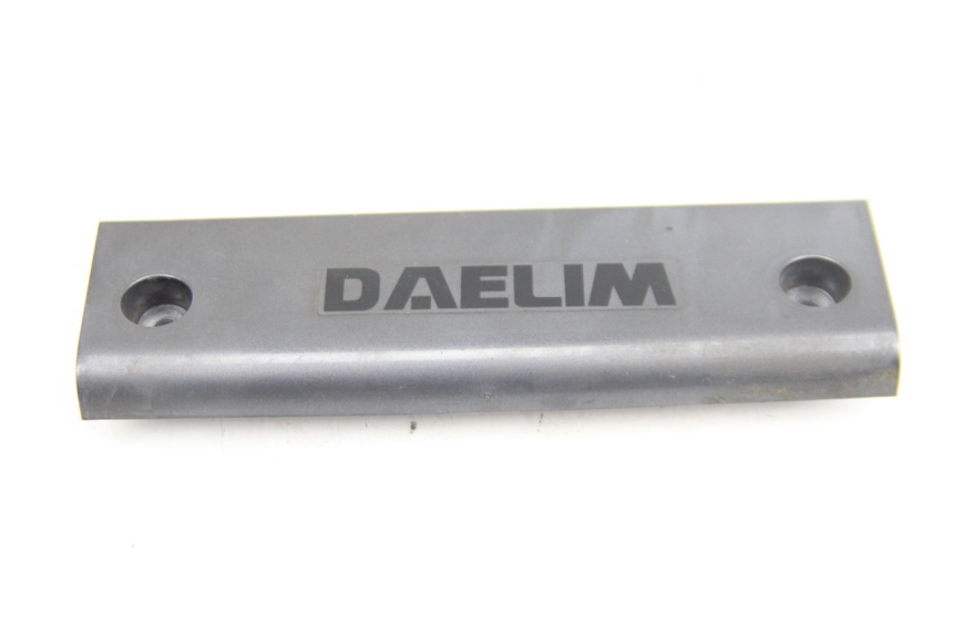 photo de REAR LOWER MIDDLE PANEL DAELIM S2 125 (2006 - 2007)