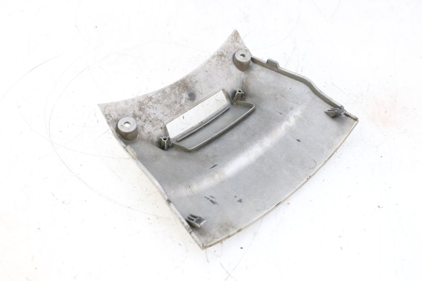 photo de REAR LOWER MIDDLE PANEL PIAGGIO X8 125 (2004 - 2007) - Zoom on usage condition