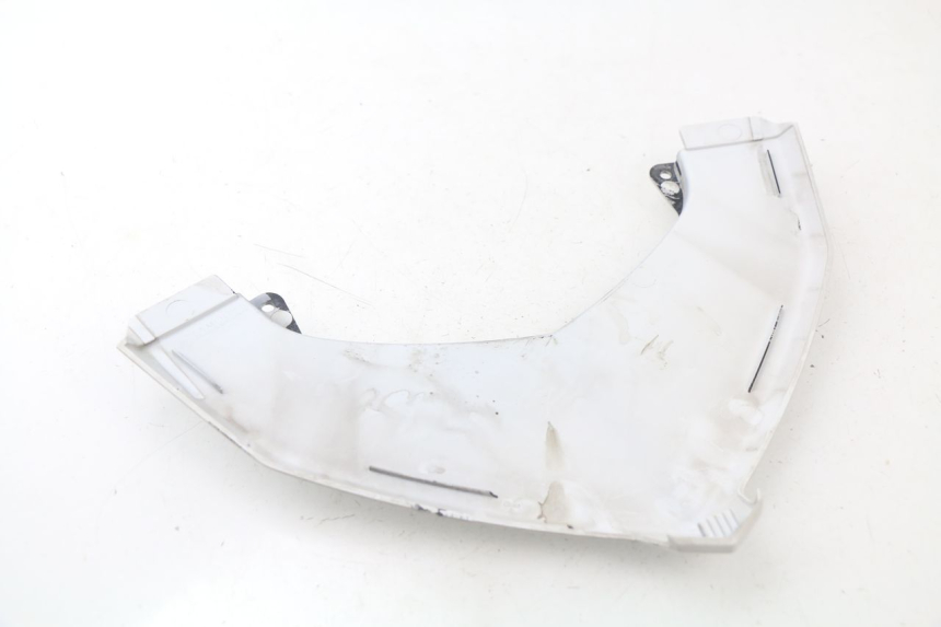 photo de REAR UPPER MIDDLE PANEL YAMAHA XMAX X-MAX ABS 125 (2014 - 2016) - Zoom on usage condition