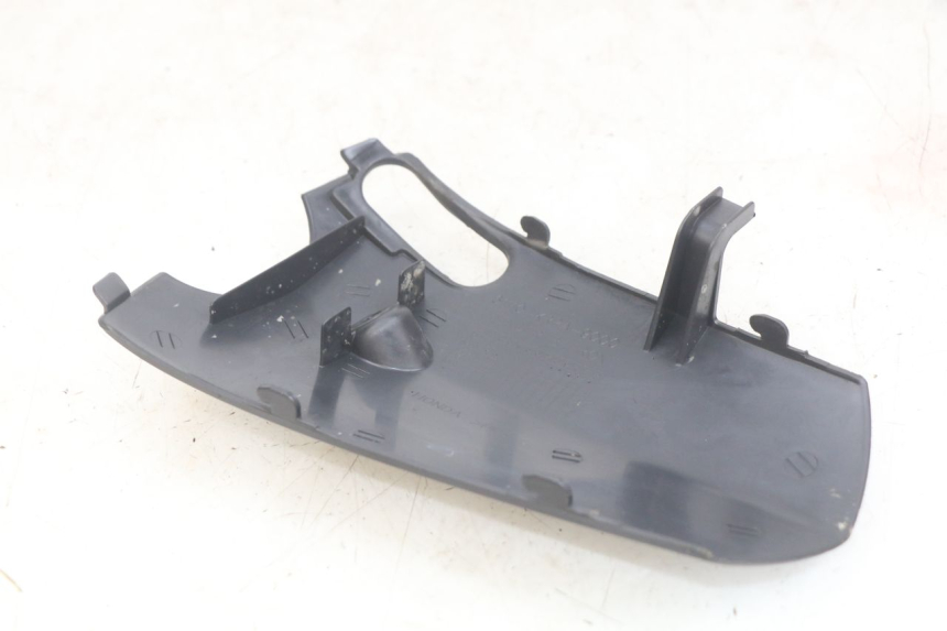 photo de LOWER FRONT FAIRING JUNCTION HONDA SCV LEAD 100 (2003 - 2007)