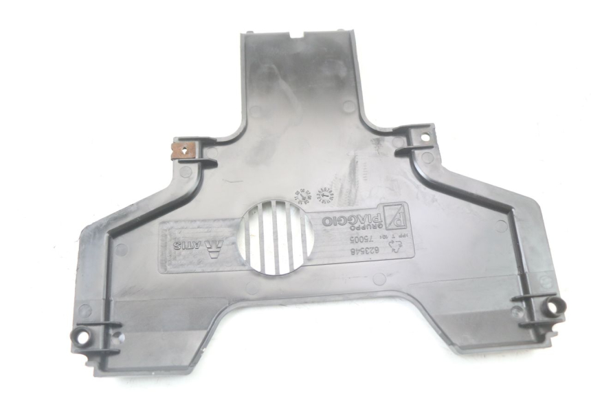 photo de LOWER FRONT FAIRING JUNCTION PIAGGIO MP3 LT 400 (2007 - 2012)