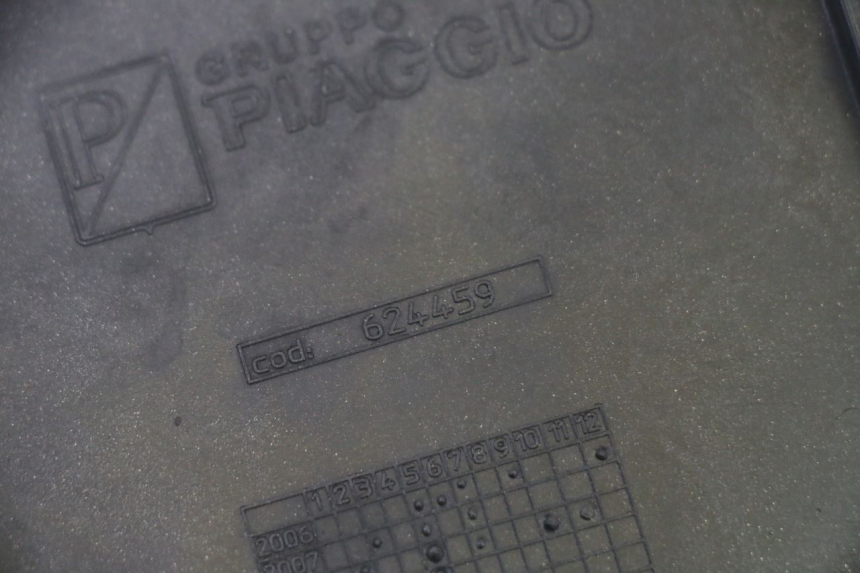 photo de RIGHT MIDDLE FLOOR PANEL PIAGGIO MP3 RL 250 (2007 - 2010)