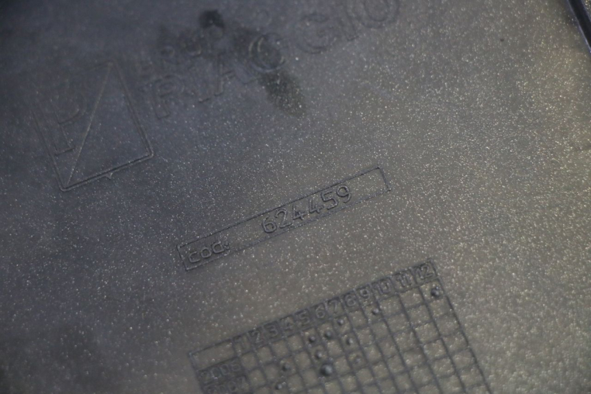 photo de RIGHT MIDDLE FLOOR PANEL PIAGGIO MP3 RL 250 (2007 - 2010) - Fixing points details