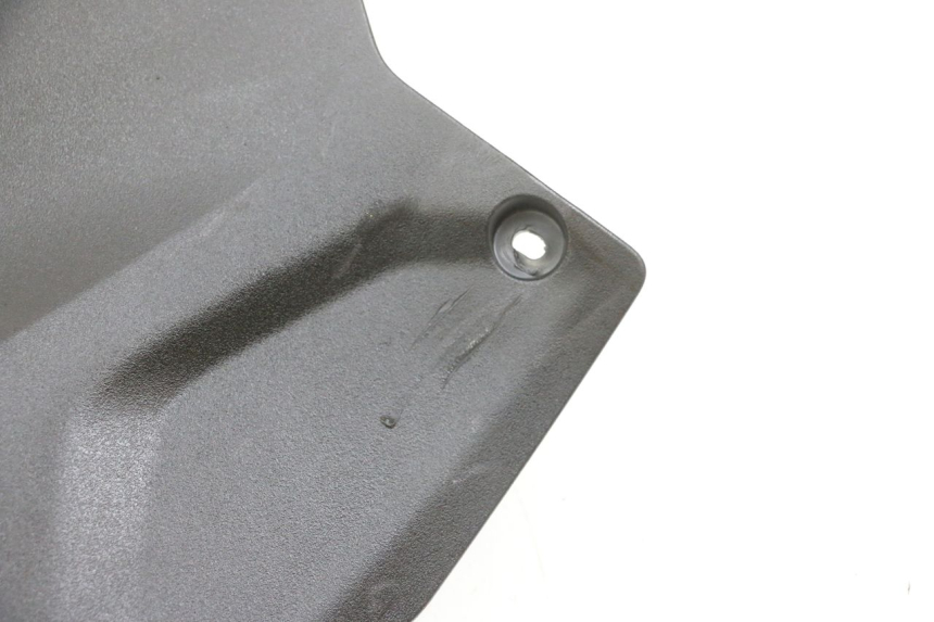 photo de RIGHT MIDDLE FLOOR PANEL YAMAHA TRICITY 300 (2020 - 2024) - Fixing points details