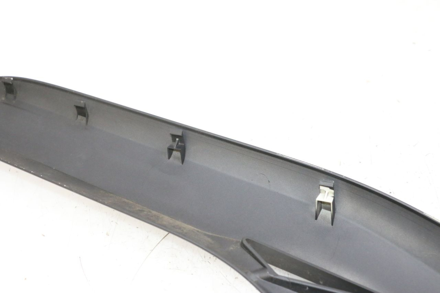 photo de RIGHT FOOTREST BRACKET YAMAHA X-MAX XMAX 125 (2010 - 2013) - Alternative perspective