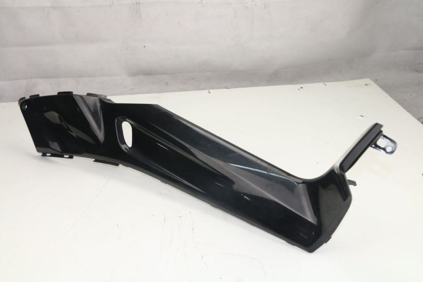 photo de RIGHT FOOTREST BRACKET YAMAHA XMAX X-MAX 125 (2006 - 2009)