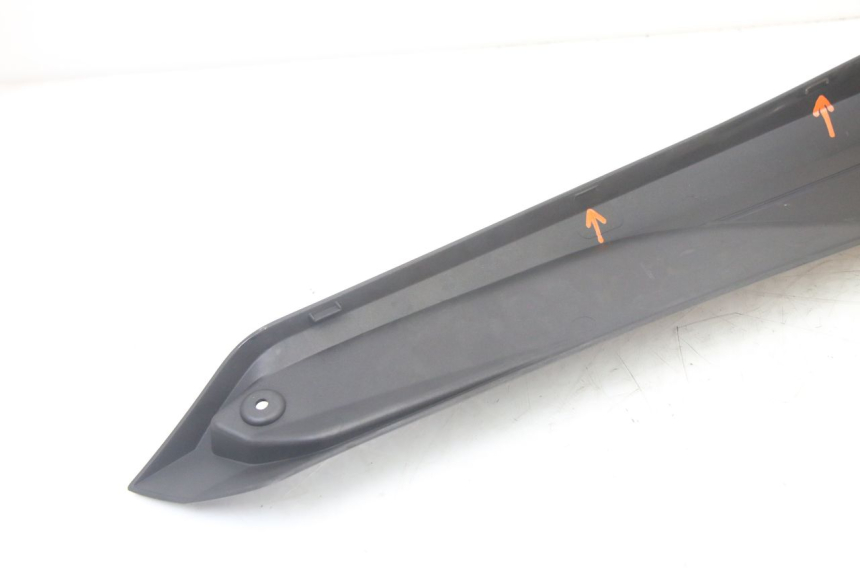 photo de RIGHT MIDDLE FLOOR PANEL YAMAHA YP X-MAX XMAX 400 (2014 - 2017)