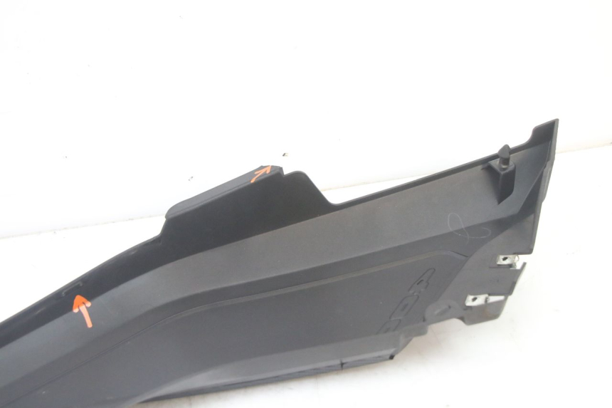 photo de RIGHT MIDDLE FLOOR PANEL YAMAHA YP X-MAX XMAX 400 (2014 - 2017)