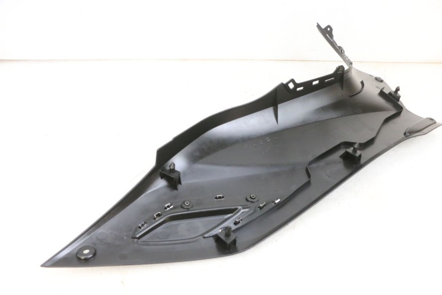 photo de LEFT MIDDLE FLOOR PANEL YAMAHA TRICITY 300 (2020 - 2024) - Zoom on usage condition