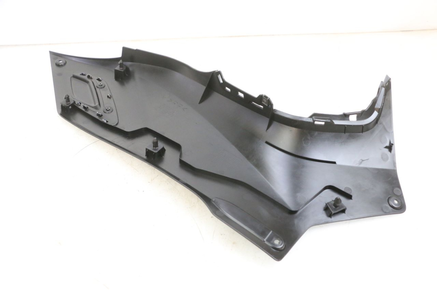 photo de LEFT MIDDLE FLOOR PANEL YAMAHA TRICITY 300 (2020 - 2024) - Alternative perspective