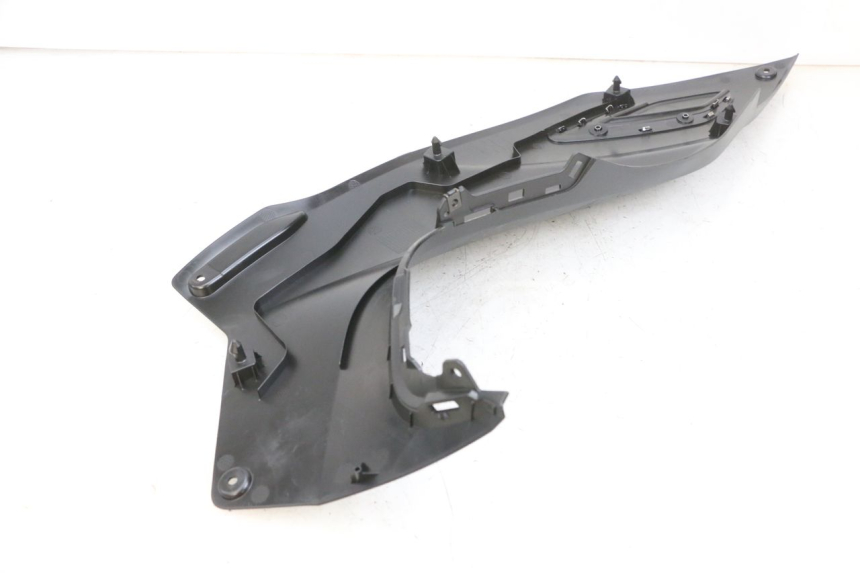 photo de LEFT MIDDLE FLOOR PANEL YAMAHA TRICITY 300 (2020 - 2024) - Technical close-up