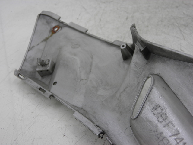 photo de LEFT FOOTREST BRACKET YAMAHA XMAX X-MAX 125 (2006 - 2009)