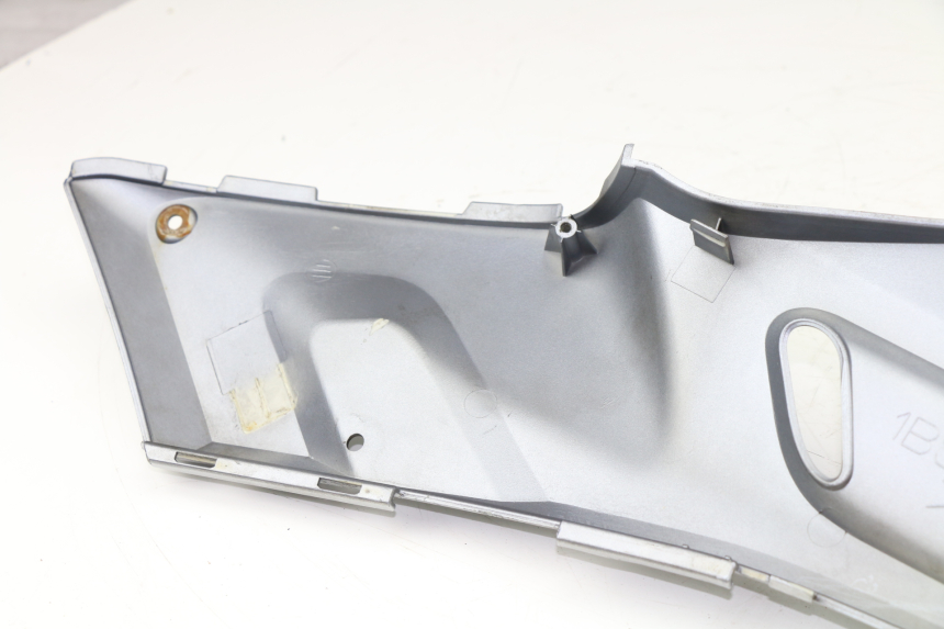 photo de LEFT FOOTREST BRACKET YAMAHA XMAX X-MAX 125 (2006 - 2009)