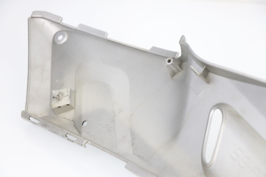 photo de LEFT FOOTREST BRACKET YAMAHA XMAX X-MAX 125 (2006 - 2009)