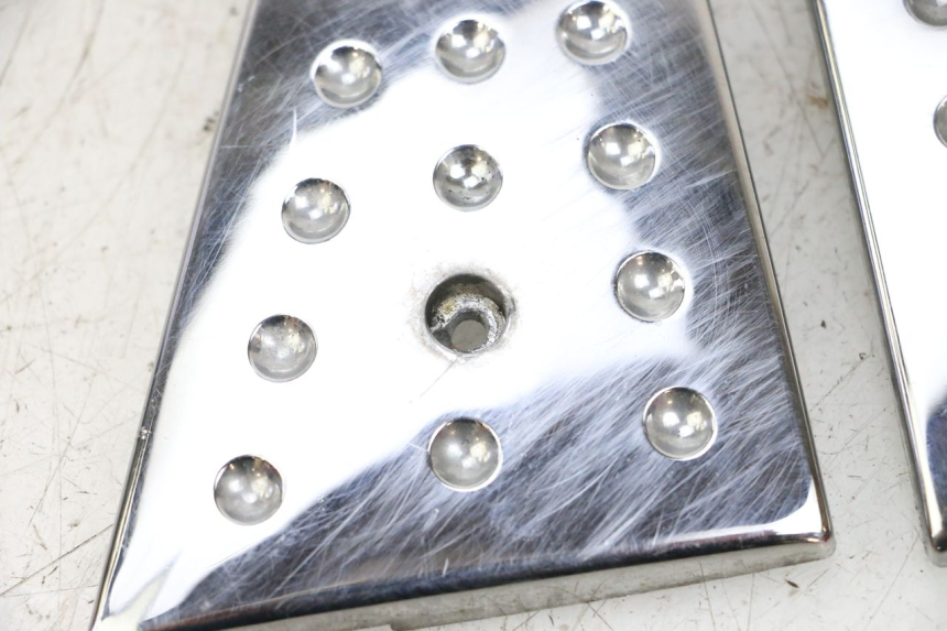 photo de FOOTREST JUNCTION PIAGGIO X8 125 (2004 - 2007) - Fixing points details