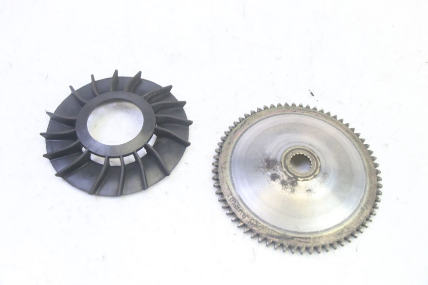 photo de VARIATOR PULLEY PLATE PIAGGIO FLY 4T 50 (2013 - 2017) - Alternative perspective