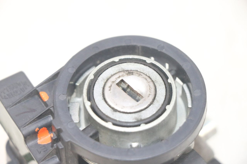photo de LOCK SET KEY ECU PIAGGIO MP3 HPE 300 (2019 - 2026) - High-resolution close-up