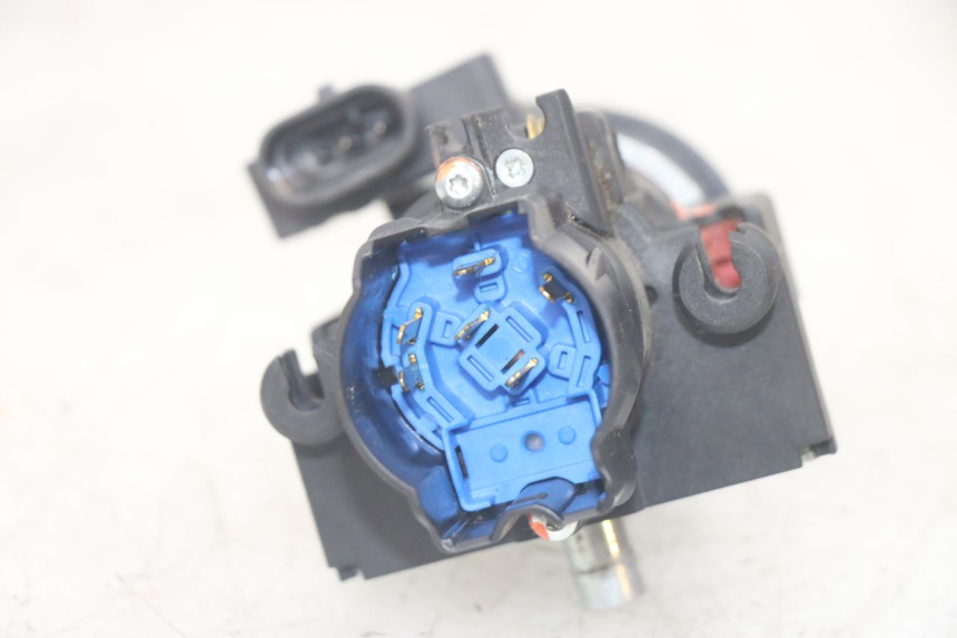 photo de LOCK SET KEY ECU PIAGGIO MP3 HPE 300 (2019 - 2026) - Focus on structure