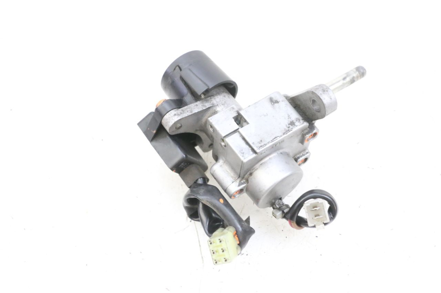 photo de LOCK KEY CDI IGNITION SWITCH KIT YAMAHA XMAX X-MAX 125 (2006 - 2009) - Fixing points details